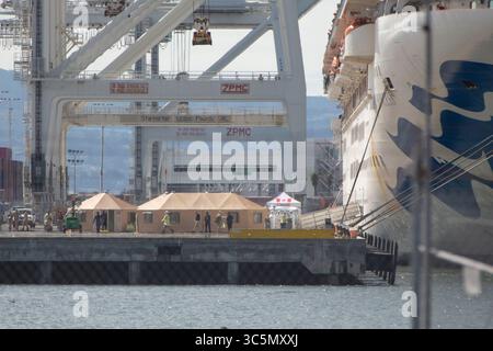 9. März 2020, Oakland, Kalifornien, USA: Das Kreuzfahrtschiff Grand Princess legt im Hafen von Oakland an und entlädt Passagiere. Zelte werden auf dem Dock aufgestellt, da einige Passagiere in örtliche Krankenhäuser verlegt und einige unter Quarantäne gestellt werden. Die Großprinzessin hat mindestens 21 Coronavirus-Fälle an Bord. Die US-Behörden heben die Risiken von Reisen auf Kreuzfahrtschiffen hervor, da das Land mehr COVID-19-Fälle meldet. (Kreditbild: © Brittany Hosea-small/ZUMA Wire/ZUMAPRESS.com) Stockfoto