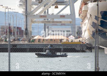 9. März 2020, Oakland, Kalifornien, USA: Das Kreuzfahrtschiff Grand Princess legt im Hafen von Oakland an und entlädt Passagiere. Zelte werden auf dem Dock aufgestellt, da einige Passagiere in örtliche Krankenhäuser verlegt und einige unter Quarantäne gestellt werden. Die Großprinzessin hat mindestens 21 Coronavirus-Fälle an Bord. Die US-Behörden heben die Risiken von Reisen auf Kreuzfahrtschiffen hervor, da das Land mehr COVID-19-Fälle meldet. (Kreditbild: © Brittany Hosea-small/ZUMA Wire/ZUMAPRESS.com) Stockfoto