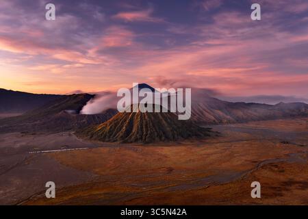 Wunderschöner Sonnenaufgang an der vulkanischen Kette Tengger mit rauchender Bromo und dem bunten Batok Mount, Bromo - Tengger Semeru National Park, Ost-Java Stockfoto