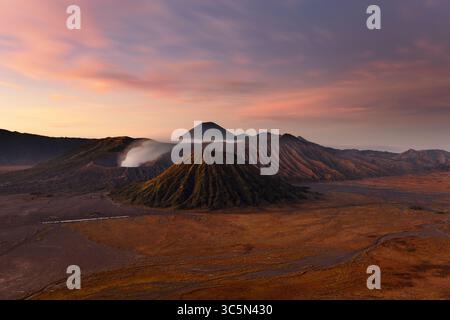 Wunderschöner Sonnenaufgang an der vulkanischen Kette Tengger mit rauchender Bromo und dem bunten Batok Mount, Bromo - Tengger Semeru National Park, Ost-Java Stockfoto