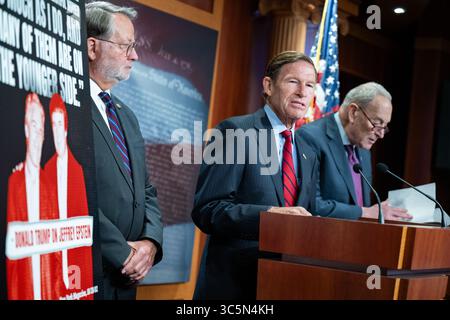 Washington, Usa. 30. Juli 2025. Senator Richard Blumenthal, D-CT, spricht auf einer Pressekonferenz, in der die Regierung aufgefordert wird, die Epstein-Akten im US-Kapitolgebäude in Washington, DC am Mittwoch, den 30. Juli 2025, freizugeben. Foto: Annabelle Gordon/UPI. Quelle: UPI/Alamy Live News Stockfoto