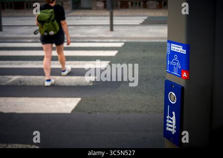 Antwerpen, Belgien, 19. Juli 2025: Druckknopf an einer Ampel in Antwerpen, Belgien Stockfoto