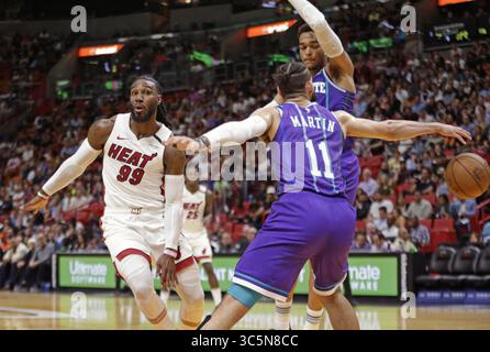 11. März 2020, Miami, FL, USA: Miami Heat Stürmer Jae Crowder (99) trifft im zweiten Quartal am Mittwoch, den 11. März 2020 in der AmericanAirlines Arena in Miami gegen Charlotte Hornets Stürmer PJ Washington (25) und Caleb Martin (10). (Kreditbild: © TNS via ZUMA Wire) Stockfoto