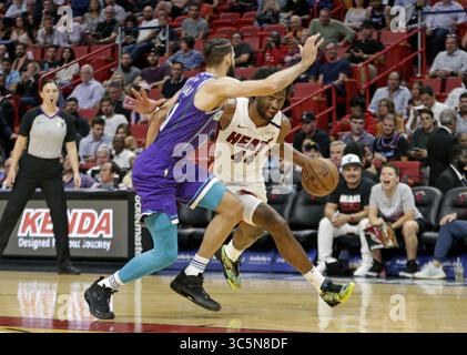 11. März 2020, Miami, FL, USA: Miami Heat Forward Solomon Hill (44) fährt im zweiten Quartal am Mittwoch, den 11. März 2020 in der AmericanAirlines Arena in Miami gegen Charlotte Hornets Forward Caleb Martin (10). (Kreditbild: © TNS via ZUMA Wire) Stockfoto