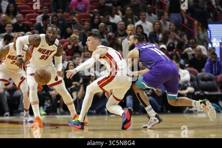 11. März 2020, Miami, FL, USA: Miami Heat Guard Tyler Herro (14) stiehlt Charlotte Hornets Stürmer Caleb Martin (10) im ersten Quartal am Mittwoch, den 11. März 2020 in der AmericanAirlines Arena in Miami den Ball. (Kreditbild: © TNS via ZUMA Wire) Stockfoto