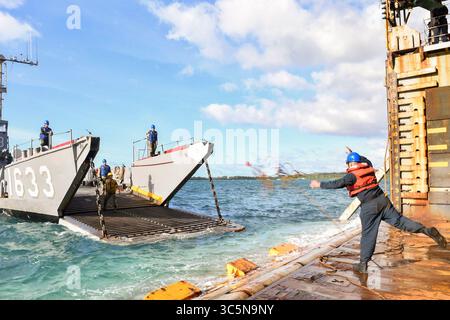 7. März 2020 - Santa Rita, Guam - Seeleute an Bord des Dockanlandeschiffs USS Germantown (LSD 42) der Whidbey Island-Klasse führen amphibische Operationen mit dem Landungsfahrzeug, Utility 1633, das der Naval Beach Unit (NBU) 7 im Brunnendeck zugewiesen ist. Germantown, Teil der America Expeditionary Strike Group, 31st Marine Expeditionary Unit Team, arbeitet im Einsatzgebiet der 7th Fleet, um die Interoperabilität mit Verbündeten und Partnern zu verbessern, und dient als einsatzbereite Eingreiftruppe zur Verteidigung von Frieden und Stabilität in der indopazifischen Region. (Foto der US Navy von Toni Burton, dem Spezialisten für Massenkommunikation, 1. Klasse) Stockfoto
