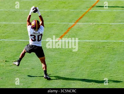 Ashburn, VA. USA; Washington Commanders Running Back Austin Ekeler (30) hält am Donnerstag, den 24. Juli 2025 einen Empfang im OrthoVirginia Training Center im Commanders Park. (Alyssa Howell/Bild des Sports) Stockfoto