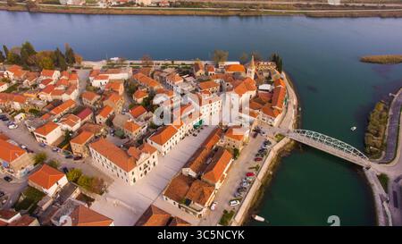 18. November 2016, Opuzen, Komitat Dubrovnik-Neretva, Kroatien: Luftaufnahme der Stadt Opuzen im Neretva-Tal in Dalmatien, Kroatien. (Foto: © Amazing Aerial Via ZUMA Wire) Stockfoto