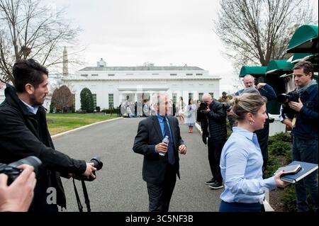 12. März 2020, USA: Dr. Anthony Fauci, Experte für Infektionskrankheiten, nimmt sich Zeit für Fernsehinterviews vor dem Weißen Haus in Washington, DC., Donnerstag, 12. März 2020. Abbildung: Rod Lamkey/CNP (Abbildung: © Rod Lamkey/CNP via ZUMA Wire) Stockfoto