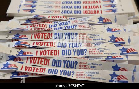 12. März 2020, USA: Die Wahlbeobachtungen am St. Augustine College sind zu sehen, als die Wähler in Chicago am 2. April 2019 die Wahlergebnisse erreichten. Arizona, Florida, Illinois und Ohio ermutigen zwar frühe Wahlen oder Abstimmungen per Post, haben aber trotz der Sorgen um das Coronavirus nicht die für Dienstag geplanten Primärwettbewerbe abgesagt. (Kreditbild: © TNS via ZUMA Wire) Stockfoto