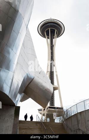 März 12, 2020, Seattle, Washington, USA: Die Seattle Space Needle bleibt während des COVID-19-Ausbruchs am 12. März 2020 für die Öffentlichkeit zugänglich. Während viele der Attraktionen der cityÂ aufgrund des Versammlungsverbots von Gouverneur Jay Insleeâ im Jahr 250 geschlossen wurden, bleibt das wichtigste Wahrzeichen der cityÂ für Geschäftsleute offen. (Foto: © Paul Christian Gordon/ZUMA Wire) Stockfoto