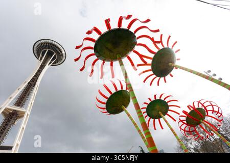 März 12, 2020, Seattle, Washington, USA: Die Seattle Space Needle bleibt während des COVID-19-Ausbruchs am 12. März 2020 für die Öffentlichkeit zugänglich. Während viele der Attraktionen der cityÂ aufgrund des Versammlungsverbots von Gouverneur Jay Insleeâ im Jahr 250 geschlossen wurden, bleibt das wichtigste Wahrzeichen der cityÂ für Geschäftsleute offen. (Foto: © Paul Christian Gordon/ZUMA Wire) Stockfoto