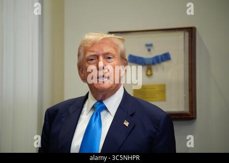 Washington, USA. 30. Juli 2025. Präsident Donald Trump unterschreibt am 30. Juli 2025 im Roosevelt Room im Weißen Haus in Washington einen Gesetzesentwurf. Foto: Yuri Gripas/Pool/SIPA USA Credit: SIPA USA/Alamy Live News Stockfoto