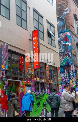 Hosier Lane, Melbourne, Victoria, Australien, Touristen fotografieren die Street Art in dieser Gasse neben dem Movida Tapas Restaurant Stockfoto