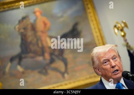 Washington, USA. 30. Juli 2025. Präsident Donald Trump unterschreibt am 30. Juli 2025 im Roosevelt Room im Weißen Haus in Washington einen Gesetzesentwurf. Foto: Yuri Gripas/Pool/SIPA USA Credit: SIPA USA/Alamy Live News Stockfoto