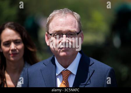 WASHINGTON – Juli 30 2025: Kevin Hassett, nationaler Wirtschaftsberater des Weißen Hauses, spricht mit Reportern außerhalb des Westflügels des Weißen Hauses. (Foto: Joshua Sukoff/Medill News Service) Credit: Joshua Sukoff/Alamy Live News Stockfoto