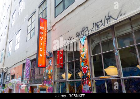 Hosier Lane, Melbourne, Victoria, Australien, Movida originales spanisches Tapas-Restaurant in dieser berühmten Straßenkunst-Straße von Melbourne Stockfoto