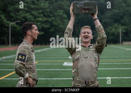14. Juli 2025 – USA – Sgt. Michael Fouts (links) zählt Wiederholungen für Sgt. Luke Cloward, einen Kraftfahrzeugbetreiber der 19. Special Forces Group der Utah Army National Guards (Airborne), während des Best Warrior Competition der National Guard 2025 am 14. Juli 2025 im Camp Fretterd Military Reservation, Maryland. Der National Best Warrior Competition ist eine jährliche Veranstaltung, bei der Soldaten und Unteroffiziere aus sieben Regionen der USA zusammenkommen. Wettbewerber stehen vor anspruchsvollen körperlichen und geistigen Herausforderungen, um ihr militärisches Fachwissen, ihre Widerstandsfähigkeit und ihren Einsatz für eine Werbemöglichkeit zu testen Stockfoto