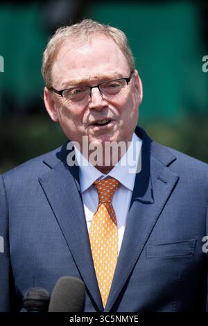 WASHINGTON – Juli 30 2025: Kevin Hassett, nationaler Wirtschaftsberater des Weißen Hauses, spricht mit Reportern außerhalb des Westflügels des Weißen Hauses. (Foto: Joshua Sukoff/Medill News Service) Credit: Joshua Sukoff/Alamy Live News Stockfoto
