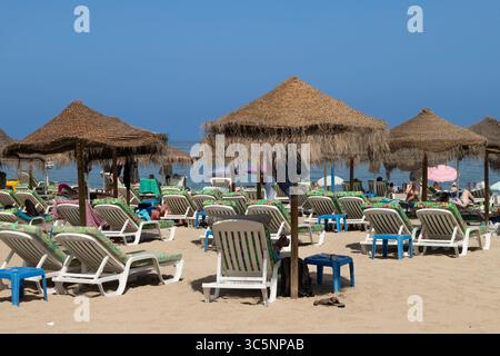Touristen am Strand des beliebten mediterranen Kurorts Fuengirola in Spanien. Stockfoto