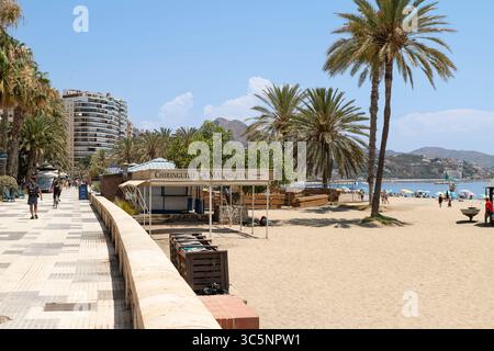 Promenade und der beliebte Stadtstrand La Malagueta - Playa de la Malagueta, in Malaga in Spanien. Stockfoto