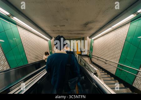 Japan, Tokio - 3. Mai 2025 Exkalator in der U-Bahn. Hochwertige Fotos Stockfoto
