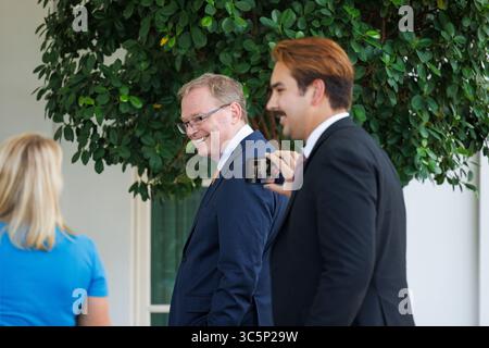 Washington, DC, USA. 30. Juli 2025. WASHINGTON – Juli 30 2025: Kevin Hassett, nationaler Wirtschaftsberater des Weißen Hauses, spricht mit Reportern außerhalb des Westflügels des Weißen Hauses. (Foto: Joshua Sukoff/Medill News Service/SIPA USA) Credit: SIPA USA/Alamy Live News Stockfoto