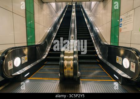 Japan, Tokio - 3. Mai 2025 Exkalator in der U-Bahn. Hochwertige Fotos Stockfoto