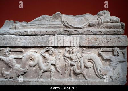 25. September 2010, Berlin, Brandenburg, Deutschland: Medea Sarkophag von Arnth Churcles. Nemfro Marmor Sarkophag aus 300-270 v. Chr. Altes Museum, Berlin, Deutschland. Der Sarkophag wurde in der Nähe der Porta San Lorenzo in Rom gefunden. (Kreditbild: © Sergi ReboredoZUMA Wire) Stockfoto