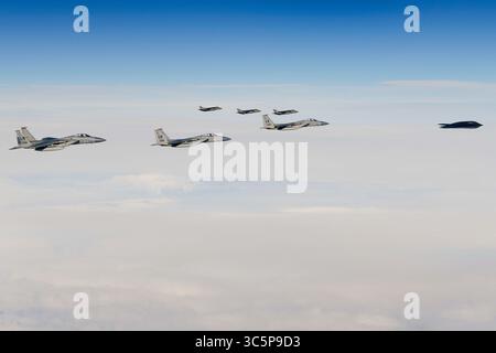 16. März 2020 - Keflavik, Island - Ein B-2A Spirit Bomber, der dem 509th Bomb Wing zugeordnet ist, wird von F-15C Eagles begleitet, die dem 48th Fighter Wing und der Royal Norwegian Air Force F-35A zur Unterstützung der Bomber Task Force Europe 20-2 über Keflavik, Island, am 17. März 2020, zugewiesen wurden. Bombermissionen ermöglichen es den Flugzeugbesatzungen, einen hohen Stand der Bereitschaft und Fähigkeiten zu halten und die Fähigkeit der US-amerikanischen globalen Angriffe zu validieren. (Foto der U.S. Air Force/ Master Sgt. Matthew Plew) (Foto: © U.S. Air Force/ZUMA Wire/ZUMAPRESS.com) Stockfoto