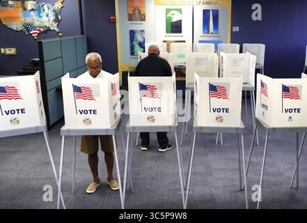 17. März 2020, Orlando, FL, USA: Die Wähler gaben am Dienstag, den 17. März 2020, ihre Stimme beim Orange County Supervisor of Election Office in Orlando, Florida, für die Vorwahl in Florida ab. Demokratische Wähler treffen ihre Wahl für den Kandidaten ihrer Partei bei den Präsidentschaftswahlen 2020. (Kreditbild: © TNS via ZUMA Wire) Stockfoto