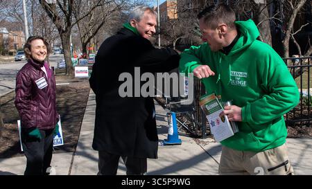 17. März 2020, Chicago, IL, USA: US-Repräsentant für den 3. Kongressbezirk von Illinois, Dan Lipinski, kämpft mit Brandon Piatkiewicz vor der Byrne School im 23. Bezirk in Chicago am Dienstag, den 17. März 2020. Judy Lipinski liegt auf der linken Seite. (Kreditbild: © TNS via ZUMA Wire) Stockfoto