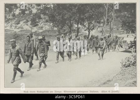 Auszug aus der Leipziger Illustrirten Zeitung Nr. 3761 vom 29. Juli 1915, Seite 154: Transport von gefangenen Italienern auf dem Isonzo. Archivieren Sie das Foto aus dem Ersten Weltkrieg. Stockfoto