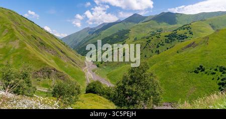 Die wunderschöne Berglandschaft von Upper Khevsureti, Georgien. Reisen Stockfoto