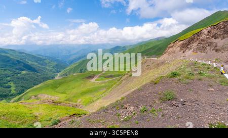 Die wunderschöne Berglandschaft von Upper Khevsureti, Georgien. Reisen Stockfoto