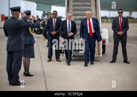 Präsident Donald Trump und Premierminister Keir Starmer verlassen die Air Force One bei Präsident Donald Trump am Montag, den 28. Juli 2025, in der Royal Air Force Lossiemouth, Schottland. (Kreditbild: © Daniel Torok/Weißes Haus/ZUMA Press Wire) NUR REDAKTIONELLE VERWENDUNG! Nicht für kommerzielle ZWECKE! Stockfoto