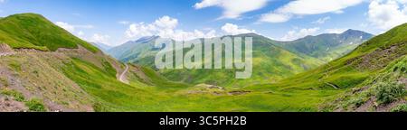 Die wunderschöne Berglandschaft von Upper Khevsureti, Georgien. Reisen Stockfoto