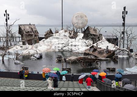 Bregenzer Festspielbühne bei Regen, Vorarlberg, Österreich // Bregenzer Festspielbühne im Regen, Vorarlberg, Österreich. , . Quelle: APA-PictureDesk/Alamy Live News Stockfoto