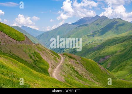 Die wunderschöne Berglandschaft von Upper Khevsureti, Georgien. Reisen Stockfoto