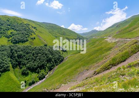 Die wunderschöne Berglandschaft von Upper Khevsureti, Georgien. Reisen Stockfoto