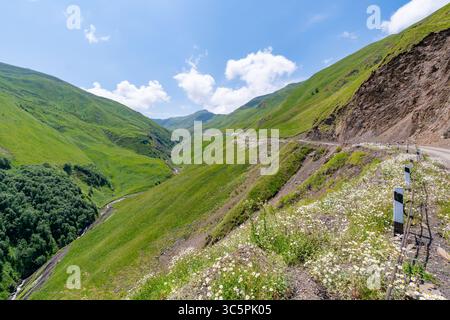 Die wunderschöne Berglandschaft von Upper Khevsureti, Georgien. Reisen Stockfoto
