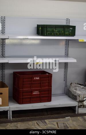 19. März 2020, Cali, Kolumbien: Leere Regale im Supermarkt, einen Tag vor der ersten Sperrung in Kolumbien aufgrund des Coronavirus (Kreditbild: © Nano Calvo/VW Pics via ZUMA Wire) Stockfoto