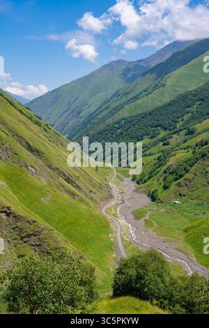 Die wunderschöne Berglandschaft von Upper Khevsureti, Georgien. Reisen Stockfoto