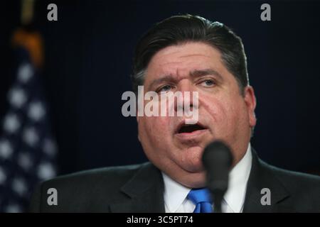 März 2020, Chicago, IL, USA: J.B. Pritzker, Gobernador de Illinois, durante una conferencia de prensa este viernes 20 de marzo para hablar sobre la orden 'QuÃ dédate en casa' emitida para Illinois. (Kreditbild: © TNS via ZUMA Wire) Stockfoto