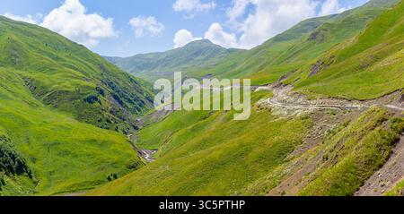 Die wunderschöne Berglandschaft von Upper Khevsureti, Georgien. Reisen Stockfoto