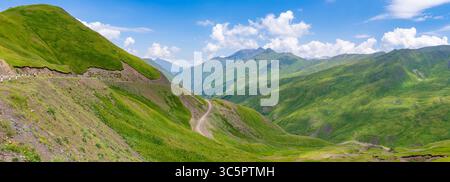 Die wunderschöne Berglandschaft von Upper Khevsureti, Georgien. Reisen Stockfoto