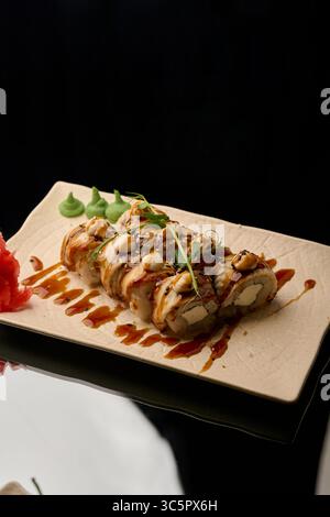 Sushi-Rolle auf einem weißen Teller mit Wasabi und Sojasauce Stockfoto