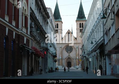 18. März 2020 - Sarajevo, Bosnien und Herzegowina - Eine meist geschäftige Straße im Stadtzentrum von Sarajevo, wo nicht wesentliche Unternehmen wie Restaurants, Bars und Cafés geschlossen werden, um den Ausbruch des Coronavirus zu kontrollieren. (Bild: © Nick St.Oegger/ZUMA Wire/ZUMAPRESS.com) Stockfoto