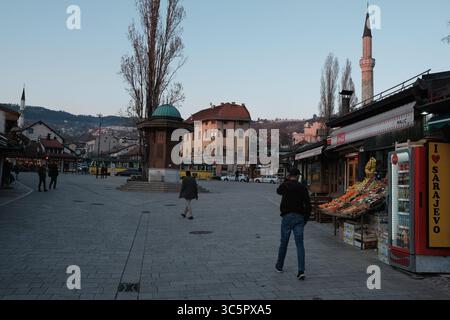 18. März 2020 - Sarajevo, Bosnien und Herzegowina - Sarajevos berühmter und meist geschäftiger „Taubenplatz“ liegt größtenteils leer, nur Lebensmittelgeschäfte, Apotheken und Wechselstuben dürfen geöffnet bleiben. (Bild: © Nick St.Oegger/ZUMA Wire/ZUMAPRESS.com) Stockfoto