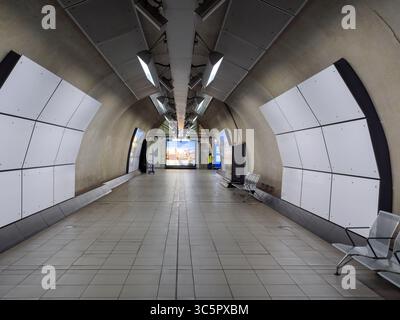 18. März 2020, London, Vereinigtes Königreich: Eine Passage am Flughafen Heathrow ohne Reisende während der COVID-19-Epidemie (Novel Coronavirus). (Kreditbild: © David Gross/ZUMA Wire) Stockfoto